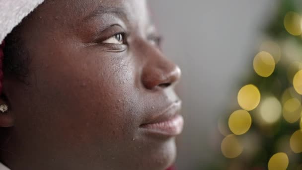 Afrikanerin Mit Geflochtenem Haar Sitzt Lächelnd Weihnachtsbaum Hause — Stockvideo