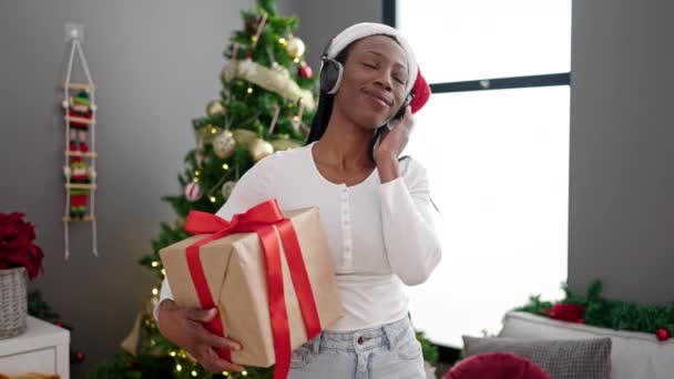Afričanky Americká Žena Drží Dárek Podle Vánoční Strom Tanec Doma — Stock video