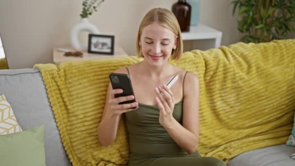 Mladá Blondýnka Nakupování Smartphone Kreditní Kartou Slaví Doma — Stock video