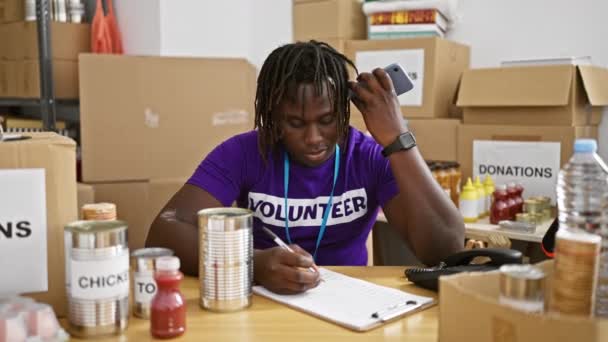 Hombre Afroamericano Voluntario Escuchando Mensaje Voz Escrito Documento Centro Caridad — Vídeo de stock