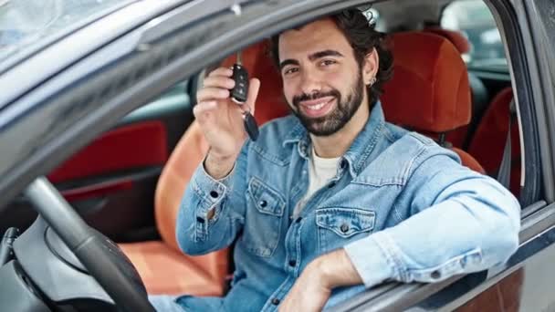 Jonge Spaanse Man Glimlacht Zelfverzekerd Starten Auto Straat — Stockvideo
