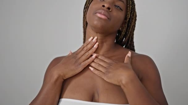Africano Americano Mulher Aplicando Loção Tratamento Pescoço Sobre Isolado Fundo — Vídeo de Stock