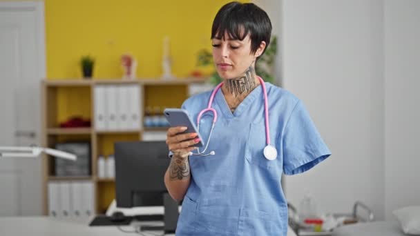 Wanita Hispanik Dengan Dokter Yang Diamputasi Menggunakan Smartphone Berdiri Dengan — Stok Video