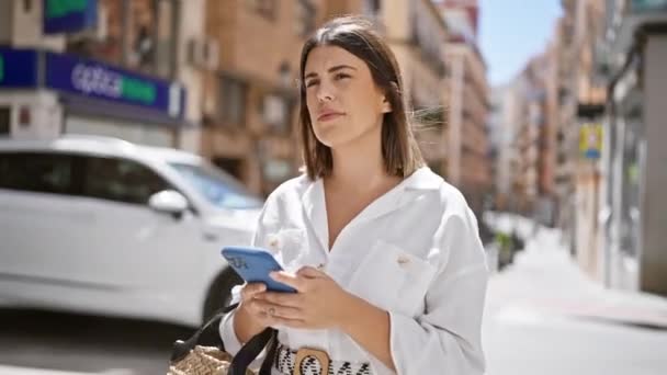 Νεαρή Όμορφη Ισπανόφωνη Γυναίκα Χαμογελά Ευτυχισμένη Χρησιμοποιώντας Smartphone Στην Πόλη — Αρχείο Βίντεο