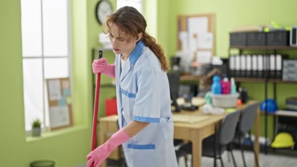Młoda Kobieta Profesjonalne Sprzątanie Podłogi Cierpi Pleców Biurze — Wideo stockowe