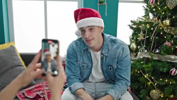 Νεαρός Ισπανόφωνος Γιορτάζει Χριστούγεννα Βίντεο Ηχογράφησης Από Smartphone Στο Σπίτι — Αρχείο Βίντεο