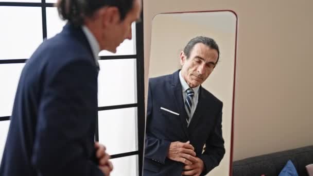 Hombre Mediana Edad Trabajador Negocios Mirando Espejo Con Traje Casa — Vídeo de stock