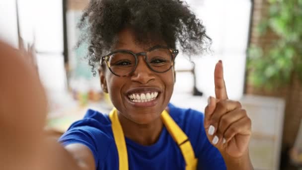 Афроамериканська Жінка Художниця Має Відеодзвінок Посміхається Художній Студії — стокове відео