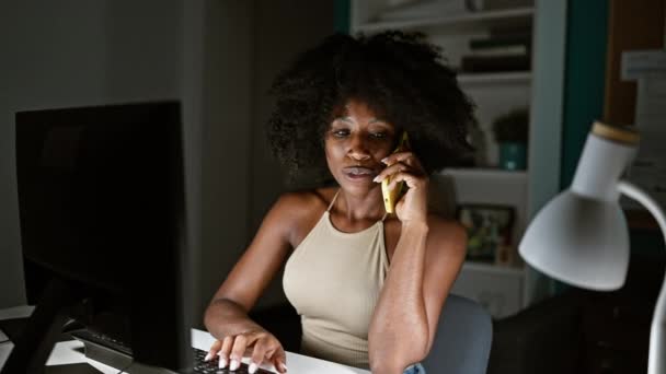 Africano Americano Mulher Trabalhador Negócios Usando Computador Falando Smartphone Escritório — Vídeo de Stock