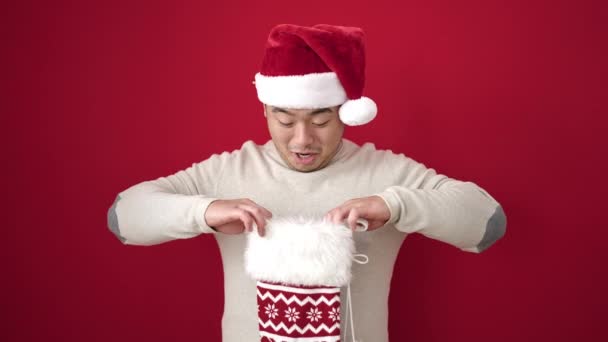 Pemuda Cina Tersenyum Percaya Diri Memegang Kaus Kaki Natal Atas — Stok Video