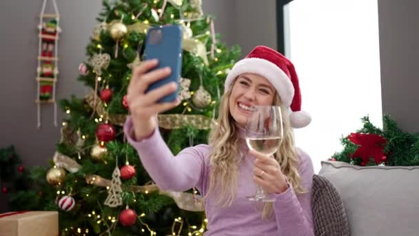 Joven Mujer Rubia Celebrando Navidad Tomando Foto Selfie Smartphone Bebiendo — Vídeos de Stock