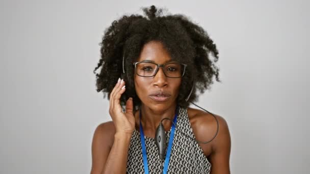 Afroamerykanka Kobieta Biznes Pracownik Noszenie Słuchawki Mówi Odizolowanym Białym Tle — Wideo stockowe