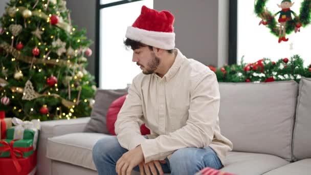 Młody Latynos Świętuje Boże Narodzenie Zestresowany Domu — Wideo stockowe