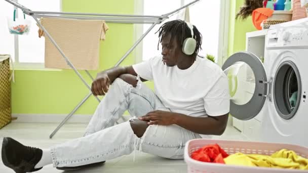 Hombre Afroamericano Escuchando Música Bailando Lavandería — Vídeo de stock