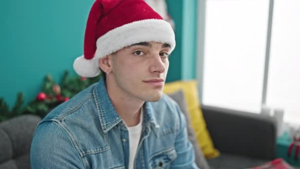 Νεαρός Ισπανός Που Φοράει Χριστουγεννιάτικο Καπέλο Χαμογελώντας Στο Σπίτι — Αρχείο Βίντεο