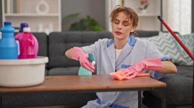 Genç bayan profesyonel temizlik masası evde yorgun.