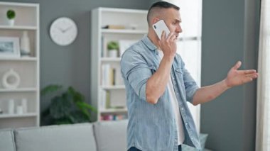 Erkek ve kadın çift akıllı telefondan konuşuyor. Kız arkadaşı evde bekliyor.