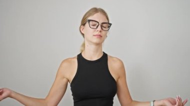 Gürültü için kulaklarını kapatan genç sarışın kadın izole beyaz arka planda çığlık atıyor.