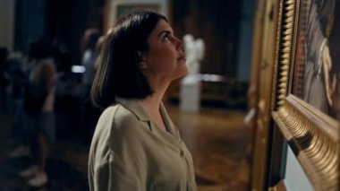 Güzel İspanyol bir kadın Viyana 'daki Belvedere Sarayı' nda sanat galerisini ziyaret ediyor.