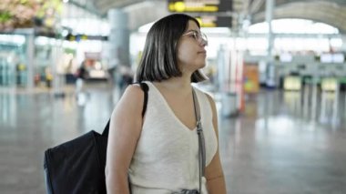 Havaalanında gülümseyen güzel İspanyol kadın.