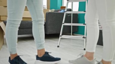 Erkek ve kadın çift yeni evlerinde birlikte duruyorlar.