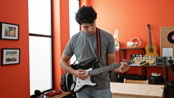 Jonge Latijnse Man Muzikant Spelen Elektrische Gitaar Staan Muziekstudio — Stockvideo