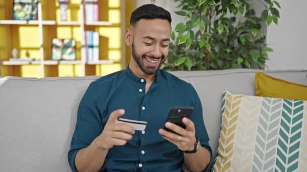 Joven Hombre Hispano Compras Línea Con Smartphone Celebrando Casa — Vídeo de stock