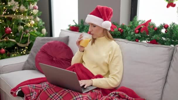Jovem Loira Usando Laptop Beber Suco Laranja Sentado Árvore Natal — Vídeo de Stock