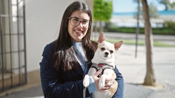 Chihuahua Köpeğiyle Genç Spanyol Bir Kadın Gülümsüyor Sokakta Bir Bankta — Stok video