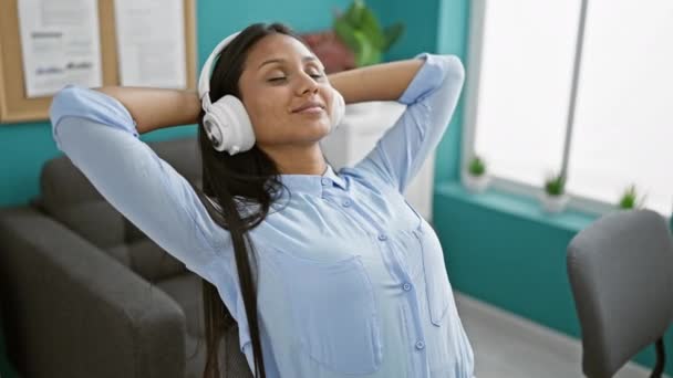 Trabajadora Negocios Latina Joven Escuchando Música Relajándose Oficina — Vídeos de Stock