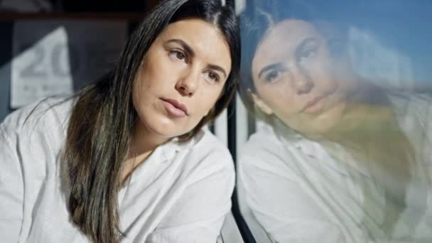 Молода Красива Іспаномовна Жінка Думає Дивитися Крізь Вікно Вокзалі — стокове відео