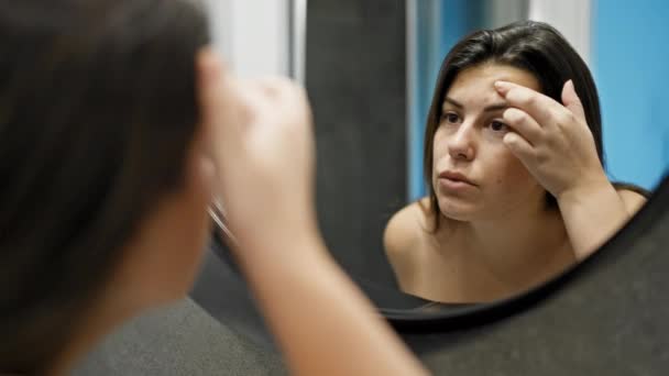 Joven Mujer Hispana Hermosa Buscando Granos Espejo Baño — Vídeo de stock