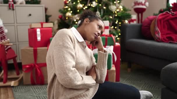 Mujer Afroamericana Sentada Suelo Por Árbol Navidad Con Expresión Triste — Vídeos de Stock