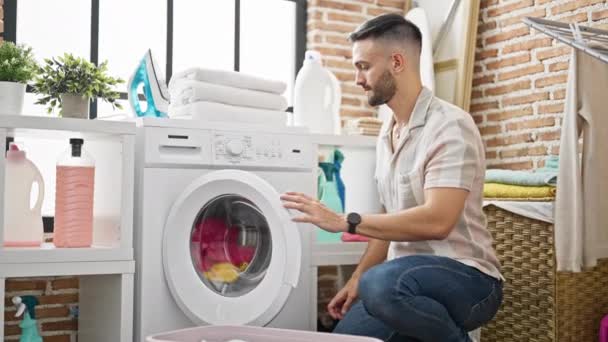 Çamaşırhanede Çamaşır Yıkayan Spanyol Genç Adam — Stok video