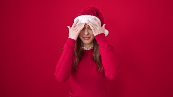 Giovane Donna Ispanica Che Indossa Cappello Natale Con Mal Testa — Video Stock