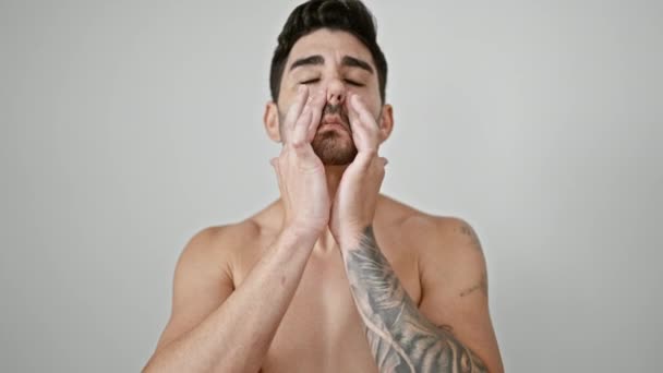 Mladý Hispánec Muž Stojící Bez Trička Masáže Tvář Přes Izolované — Stock video