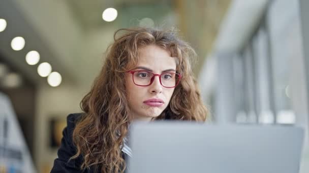 Młoda Kobieta Biznes Pracownik Pomocą Laptopa Wściekły Biuro — Wideo stockowe