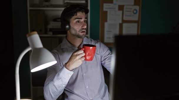 年轻的他的惊慌失措的生意人打电话到办公室喝咖啡 — 图库视频影像