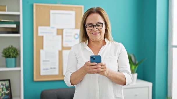 Trabajadora Negocios Hispana Mediana Edad Sonriendo Confiada Usando Smartphone Oficina — Vídeo de stock