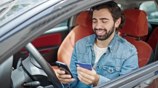 Young Hispanic Man Shopping Smartphone Credit Card Sitting Car Street — Stock Video