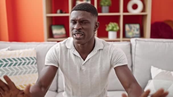 Afrikanischer Mann Mit Videoanruf Sitzt Auf Sofa Und Lächelt Hause — Stockvideo