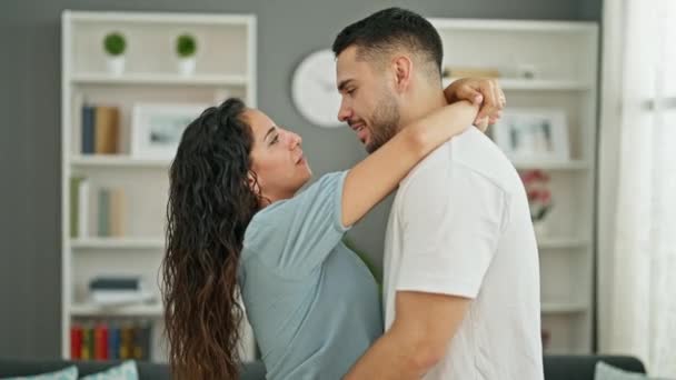 Homem Mulher Casal Abraçando Uns Aos Outros Beijando Casa — Vídeo de Stock