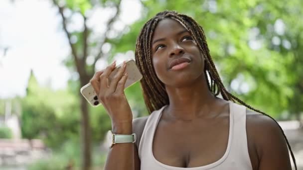 Mujer Afroamericana Escuchando Mensaje Voz Parque — Vídeos de Stock