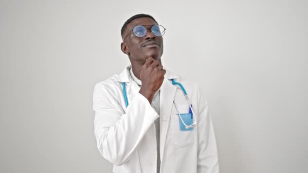 Afroamerikansk Man Läkare Står Med Tvivel Uttryck Tänka Över Isolerade — Stockvideo