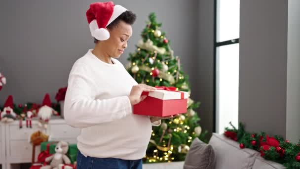 Mujer Embarazada Joven Celebrando Navidad Desembalaje Regalo Casa — Vídeos de Stock