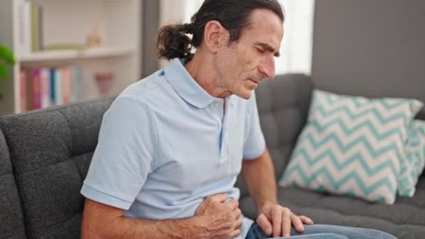 Mann Mittleren Alters Leidet Unter Bauchschmerzen Wenn Hause Auf Dem — Stockvideo