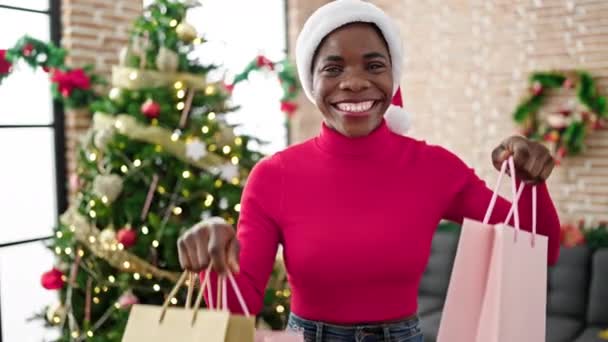 Afro Amerikaanse Vrouw Viert Kerst Houden Boodschappentassen Thuis — Stockvideo