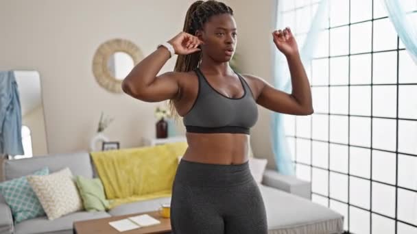 在家里接受运动服训练的非裔美国妇女 — 图库视频影像
