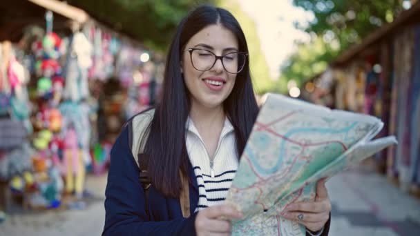 Ung Latinamerikansk Kvinna Turist Bär Ryggsäck Tittar Stadskarta Gatumarknaden — Stockvideo