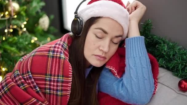 Mujer Caucásica Joven Con Sombrero Navidad Durmiendo Sofá Casa — Vídeos de Stock